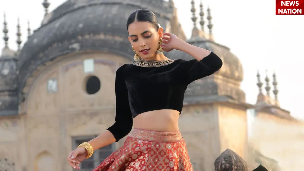 डीप नेकलाइन्स