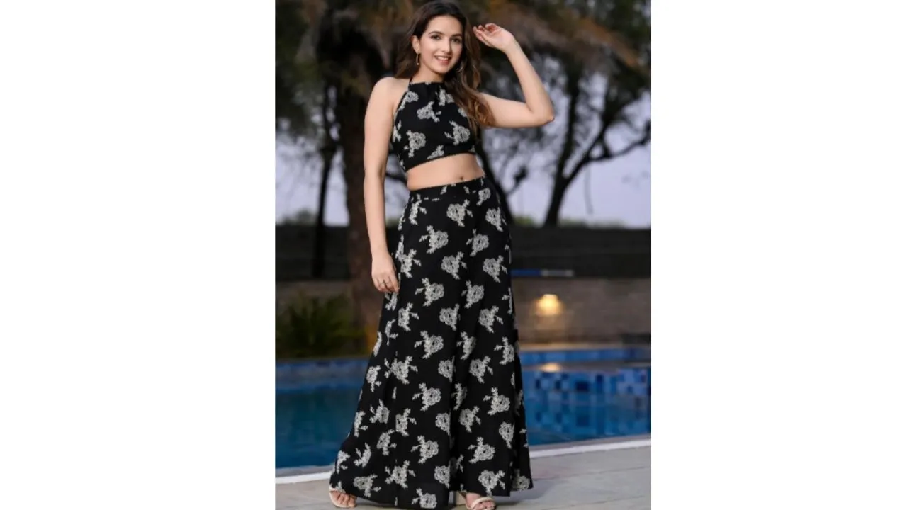 DAEVISH फ्लेयर स्कर्ट और क्रॉप टॉप 