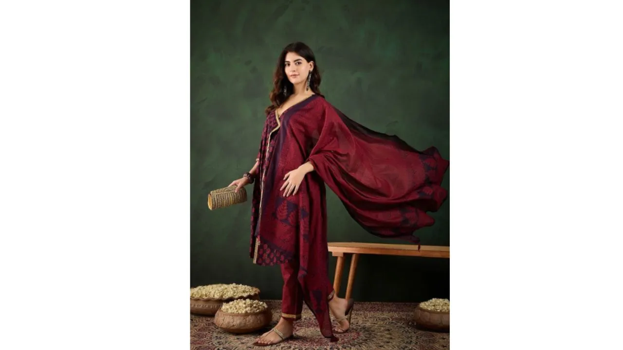 Sangria Printed वी नेक गोटा पट्टी कुर्ता सेट