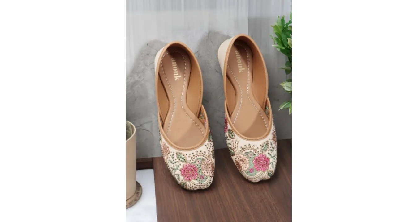 Embroidered Mojaris