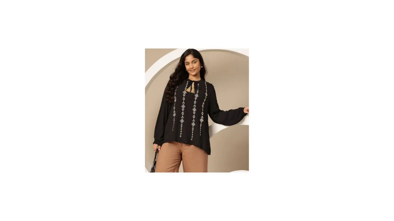Sztori Plus-Size Embroidered Longline Top