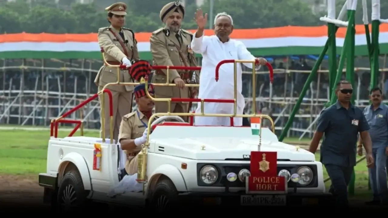nitish kumar hoist tiranga