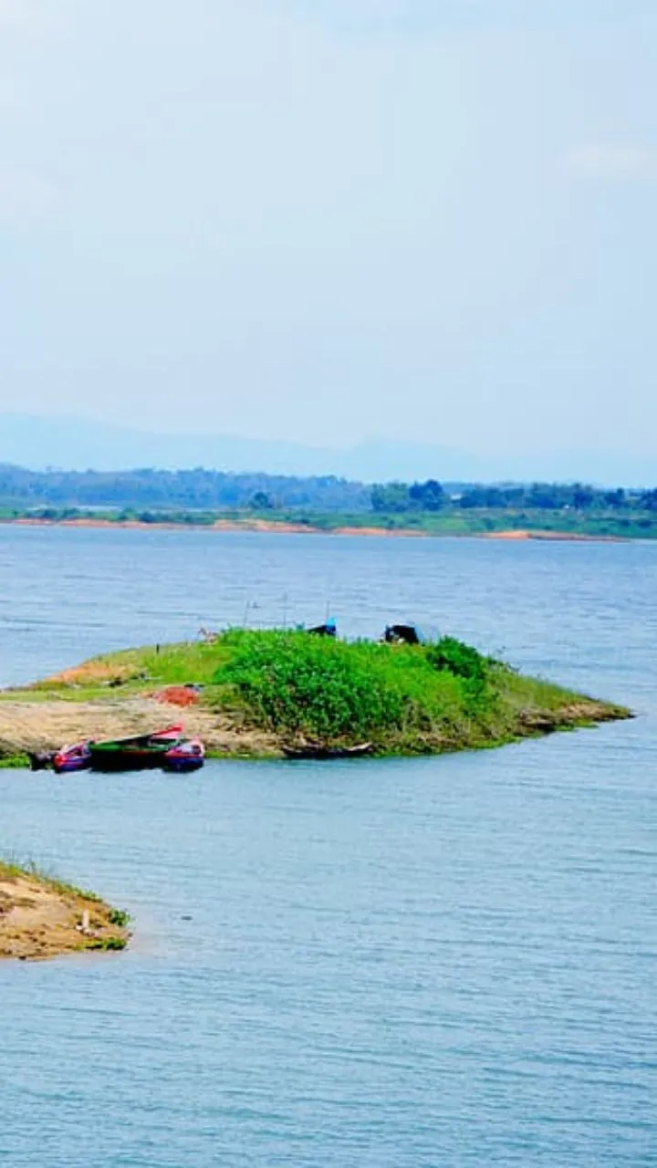 महानंदा, कर्णफूली, रैडक, सुमा, तीस्ता, मेघना, ब्रम्हापुत्र, बंगशी और अत्रि जैसी नदी फेमस हैं.