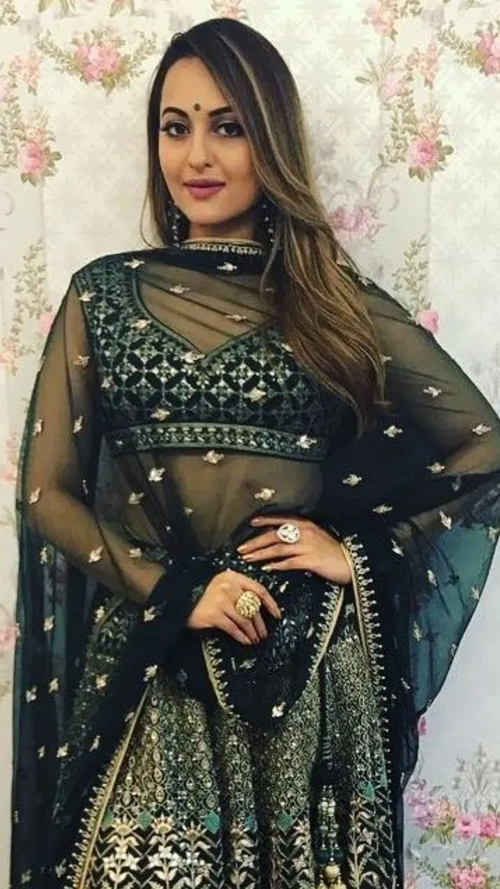 इस दिन हरे रंग के वस्त्र पहनने की परंपरा चली आ रही है. ऐसे में सोनाक्षी का ग्रीन लुक देखने लायक है.