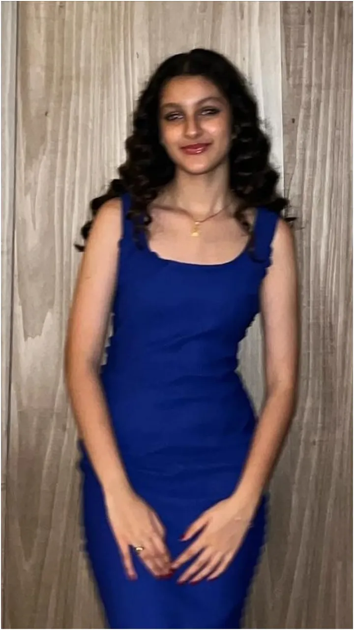 अपने स्पेशल डे के लिए सितारा ने ब्लू बॉडीकॉन ड्रेस पहनी थी जिसमें वह ग्लैमरस लग रही हैं