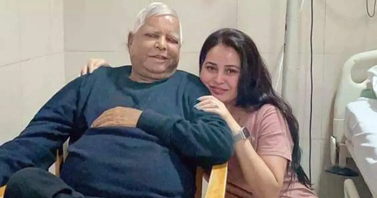 Bihar rjd supremo lalu prasad yadav daughter rohini yadav donate kidney  singapore - Bihar: लालू प्रसाद यादव को बेटी रोहिणी डोनेट करेंगी किडनी,  ऑपरेशन के लिए 24 नवंबर को सिंगापुर जा ...