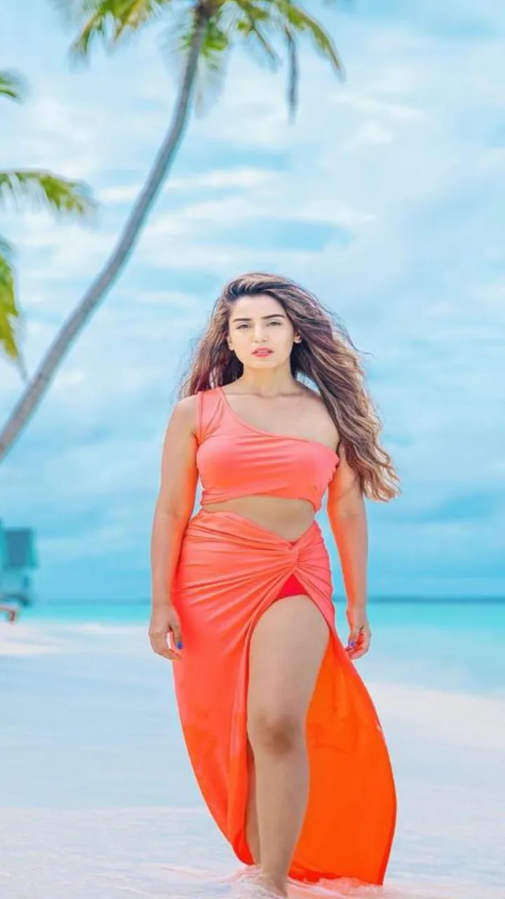 सृष्टि रोड़े का Beach लुक फैंस को काफी पसंद आया है.