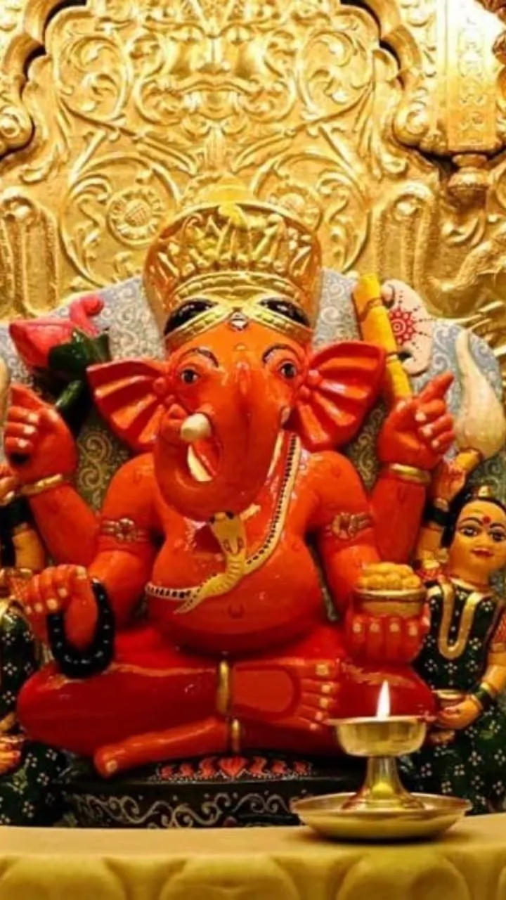यहां भगवान गणेश का मंदिर है.वहीं भगवती मुंबा के भी दर्शन कर सकते है.