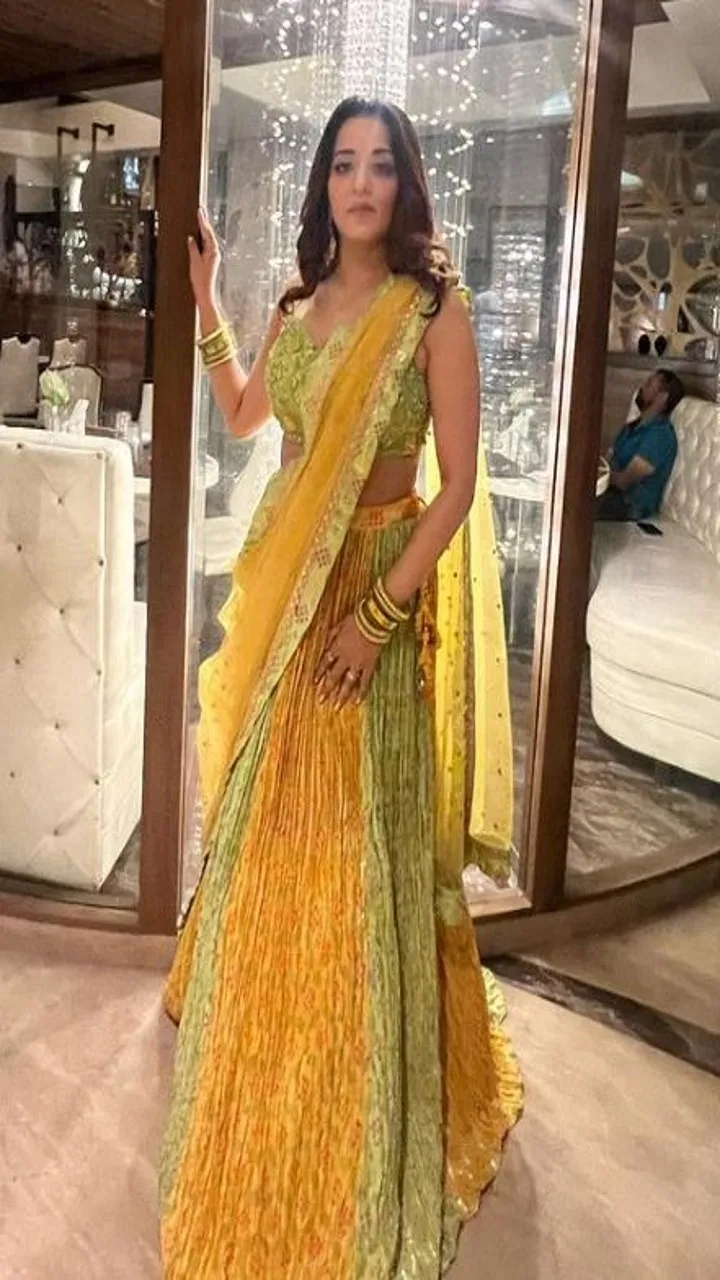 कानों में मैचिंग झुमके और हाथ में मैचिंग चूड़ी के साथ वो गजब ढा रही हैं