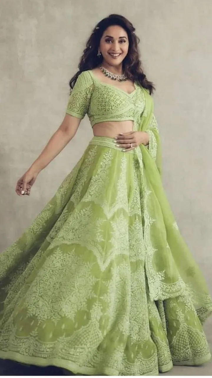इस दिन महिलाएं हरे रंग की साड़ी या लहंगा पहनती हैं, जो हरियाली और समृद्धि का प्रतीक माना जाता है.