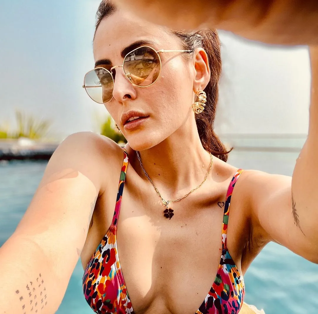 Mandana Karimi had fun in the pool wearing a printed bikini, photos created  panic | Mandana Karimi ने प्रिंटेड बिकिनी पहन पूल में की मस्ती, PHOTOS ने  मचाया तहलका | Hindi News,