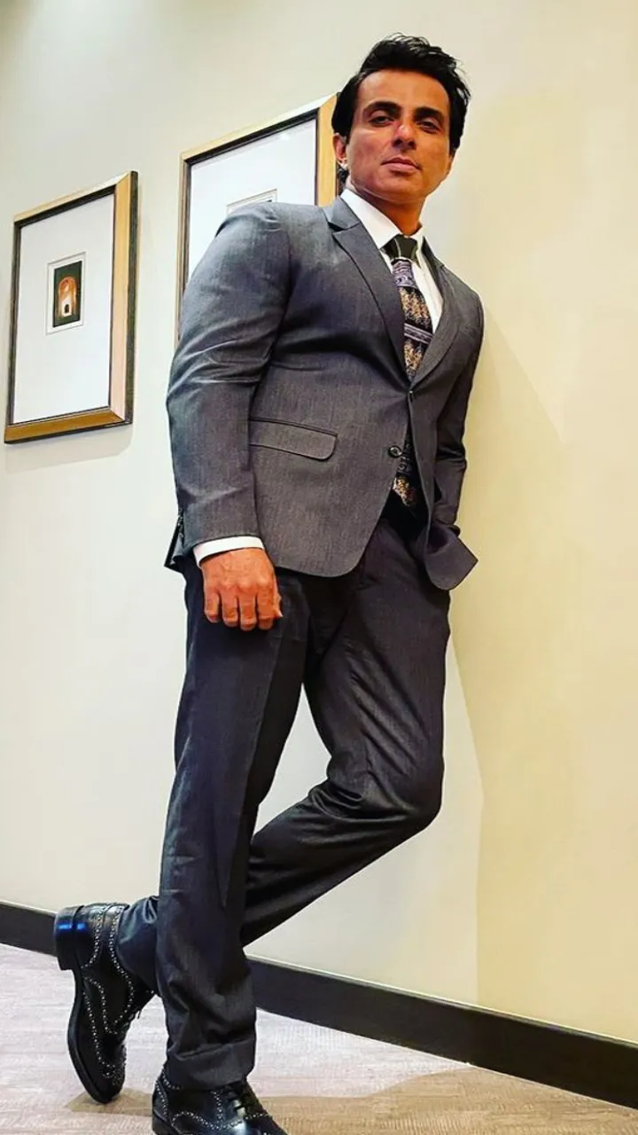 इस वीडियो में सोनू सूद तंदूर में रोटियां सेंकते हुए नजर आ रहे हैं.