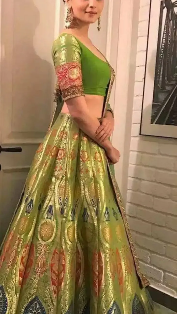 अगर शादी के बाद पहली हरियाली तीज है तो आप अपने लिए आलिया के जैसा लहंगा तैयार करवा सकती हैं.