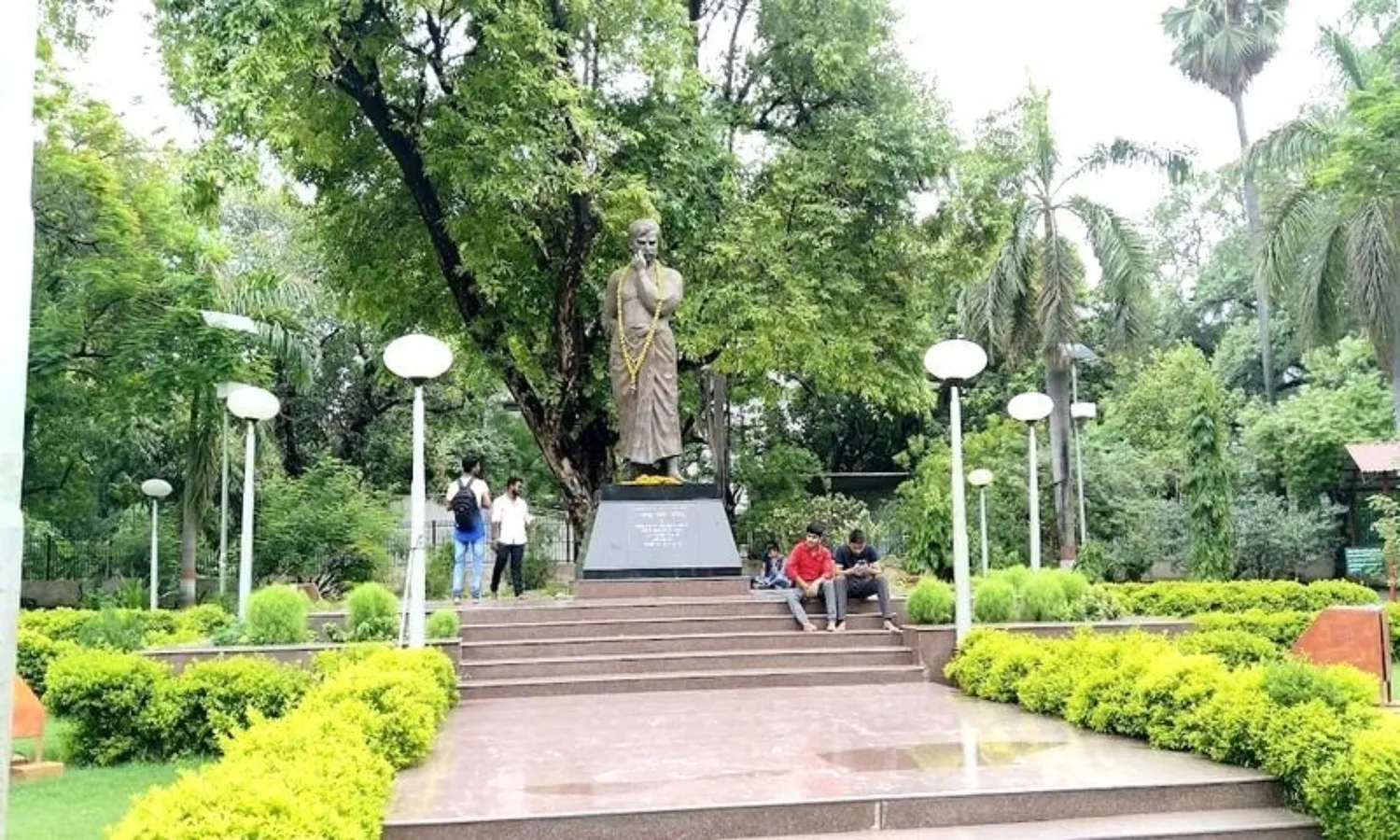 चंद्रशेखर आजाद पार्क में निर्मित मस्जिद, मजार सहित सभी अवैध अतिक्रमणों को  तीन दिन के भीतर हटाया जाए: इलाहाबाद हाईकोर्ट ने यूपी सरकार को ...