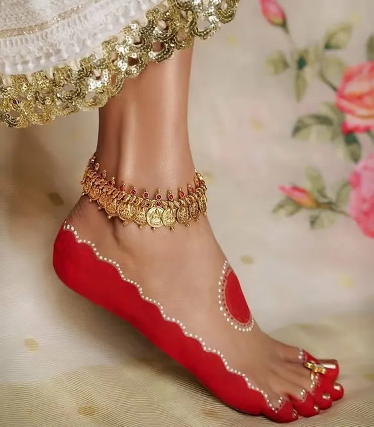 Karwa Chauth Alta Designs: पैरों पर मेहंदी की जगह इस बार लगाएं आलता, देखें  सिंपल और जल्दी बनने वाले डिजाइन | simple and easy alta designs for karwa  chauth2024 | HerZindagi