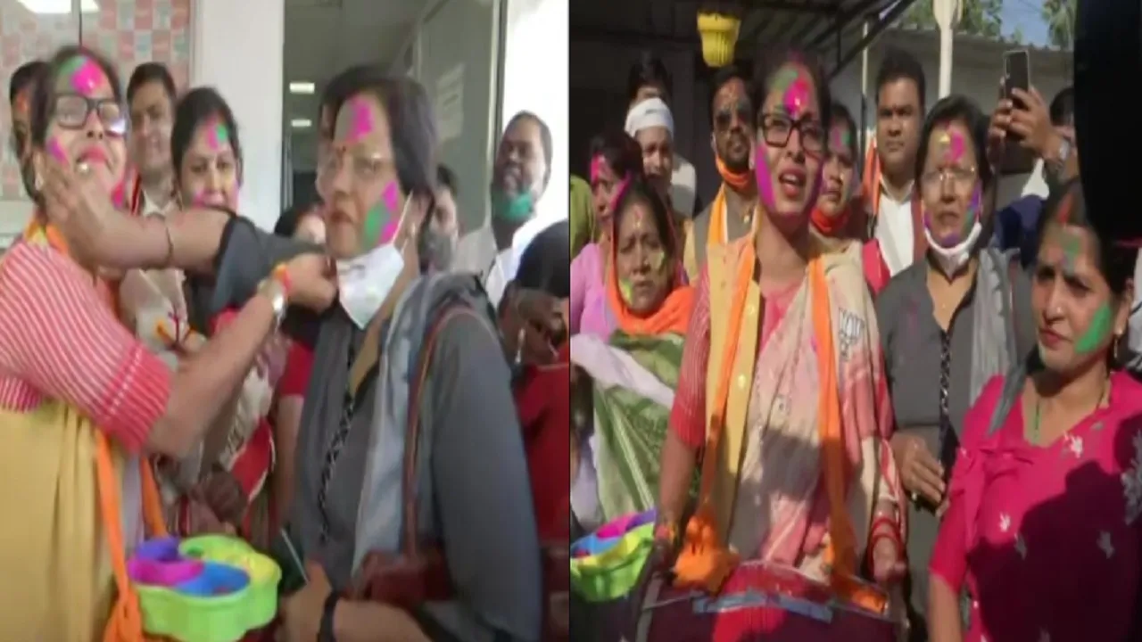 बीजेपी महिला मोर्चा जश्न मनाती हुई 