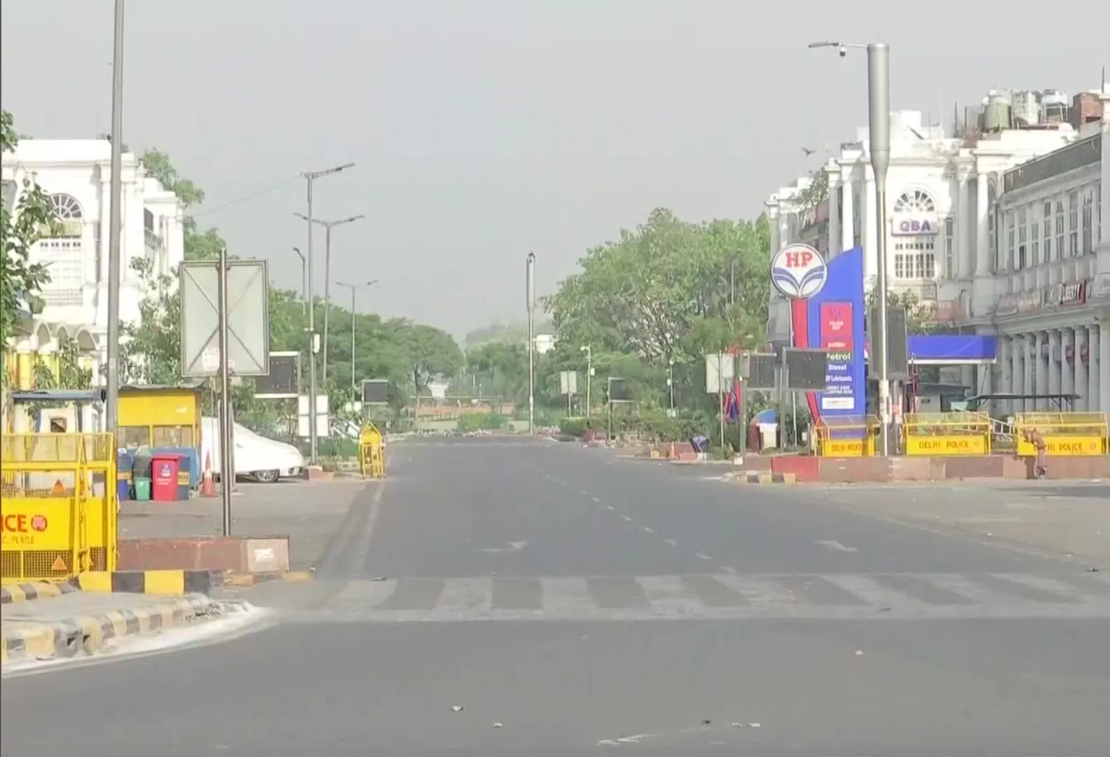 दिल्ली की सड़कों पर सन्नाटा