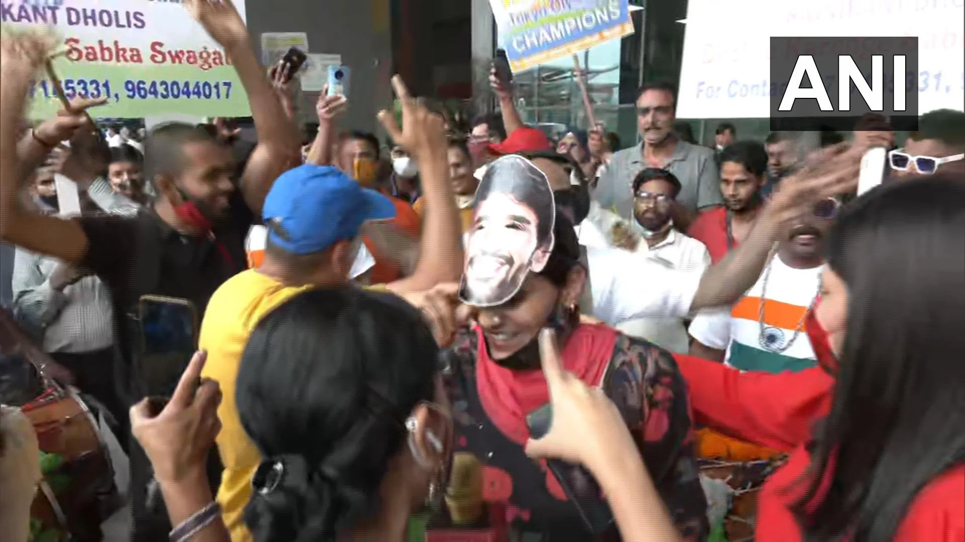 दिल्ली एयरपोर्ट पर खिलाड़ियों का जोरशोर से स्वागत किया गया है