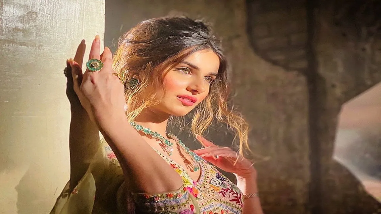 TARA SUTARIYA SAREE LOOK 
