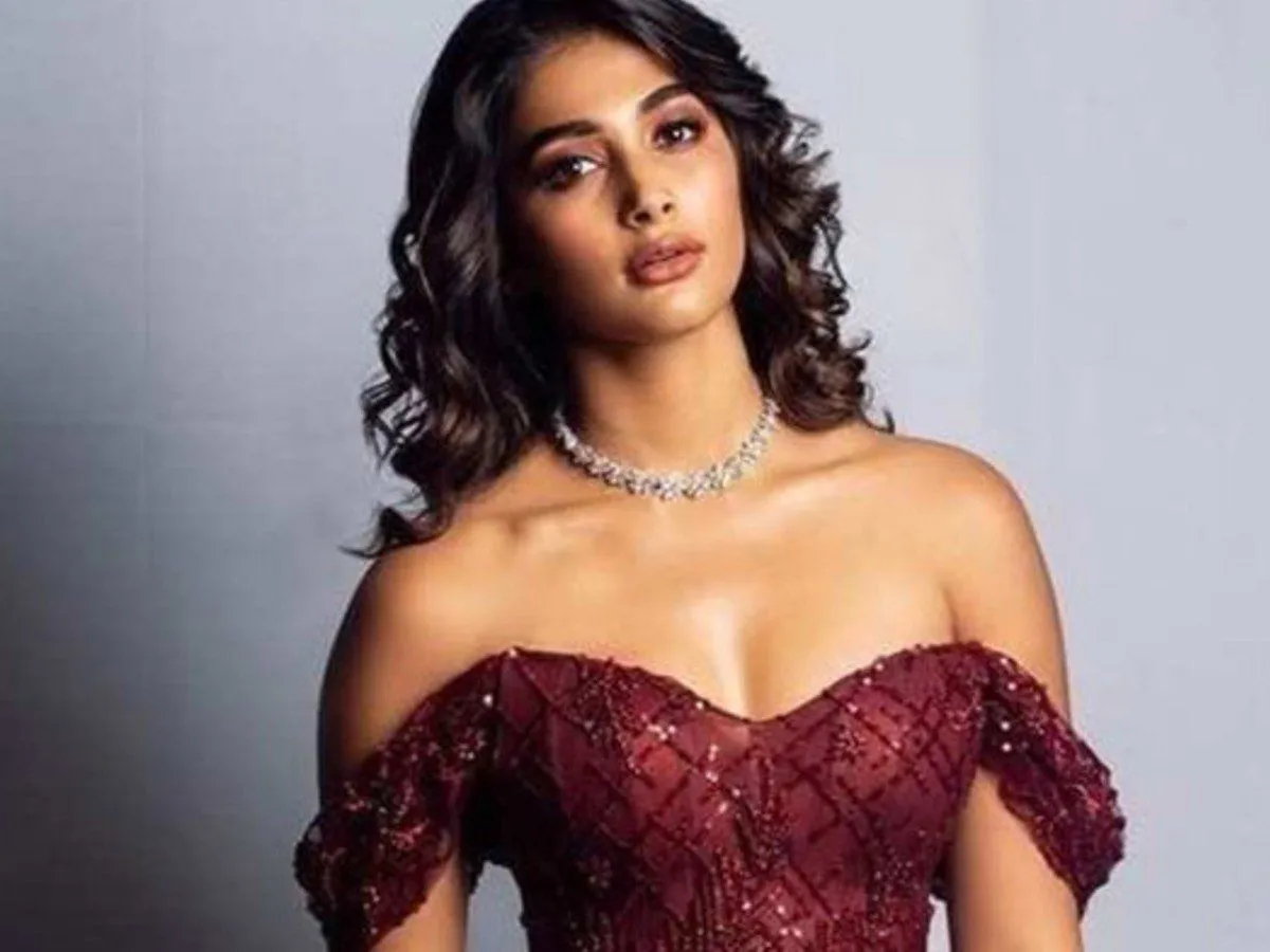 POOJA HEGDE BRALET STYLE 