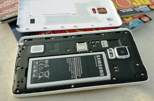 The 3000 mAh battery did not last for a day