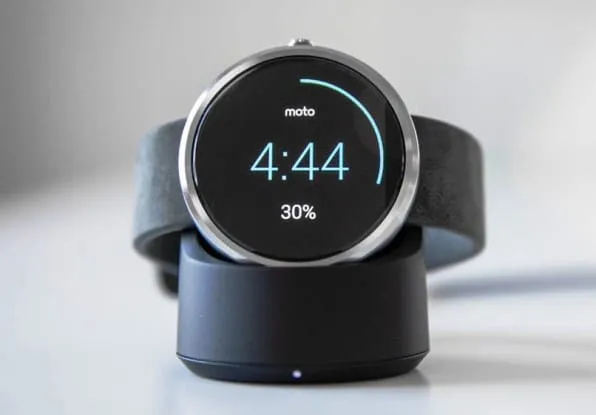 Moto 360 turns into a nice bedside clock with its charging dock