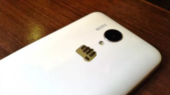 The rear 8 MP camera is coupled with a LED flash.