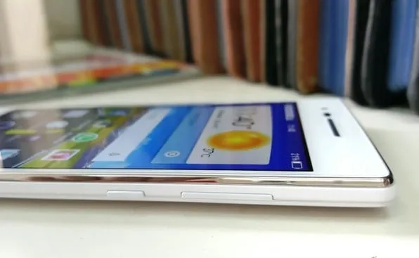 The metallic rim adds a premium look to the smartphone