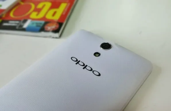 The 8 MP rear camera with LED flash packs some interesting features