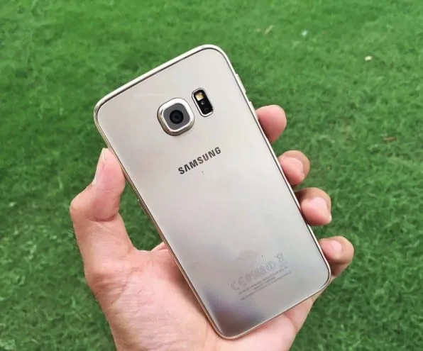 The rear of the S6 Edge is complete glass. It feels very premium but the glass easily catches fingerprints and smudges