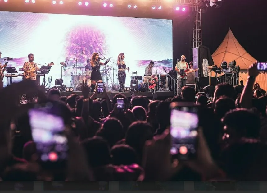 Sukriti and Prakriti Kakar bhubaneshwar concert.png