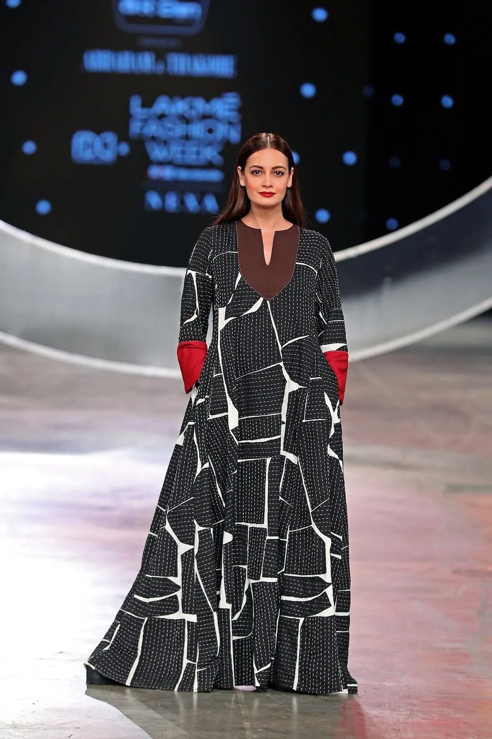 Lakme Fashion Week: Dia Mirza Flaunts Outfit Made from Recycled PET  Bottles; See Pics