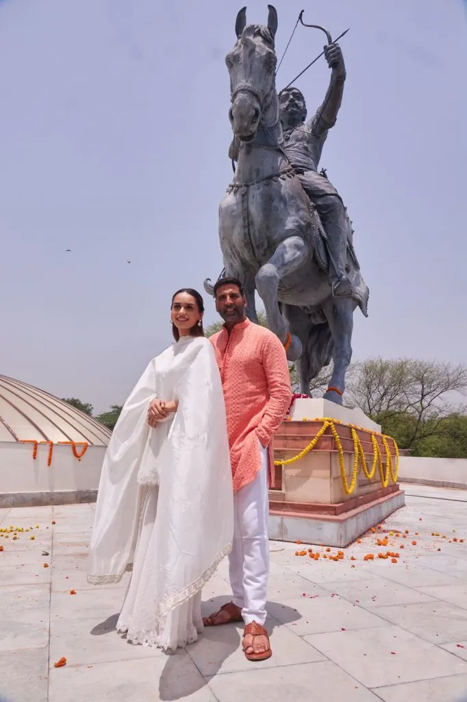 Akshay Kumar and team Samrat Prithviraj honour India’s last Hindu king at his fort, Rai Pithora in New Delhi! 