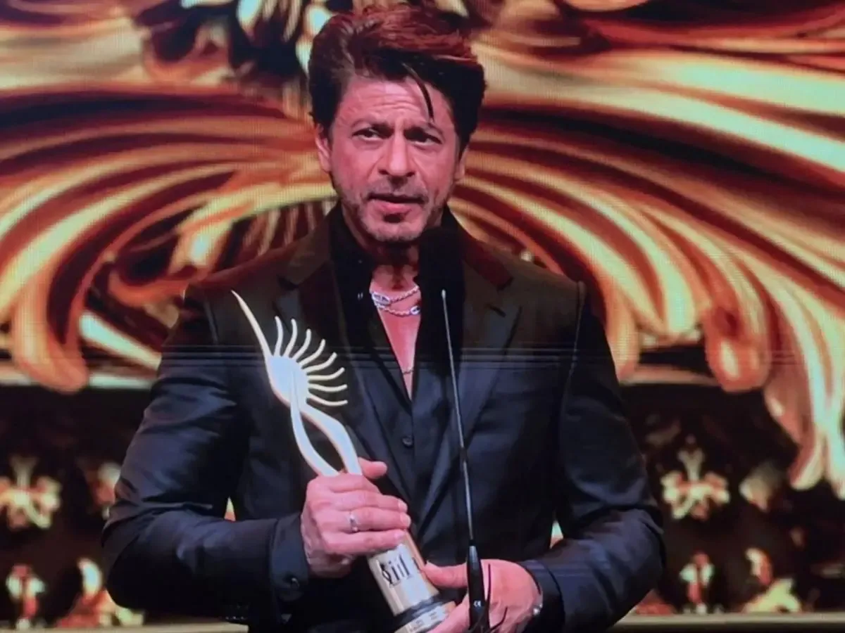 Shah Rukh Khan Thanks Wife Gauri In Emotional IIFA Award Speech: “Only  Wife…” | TimelineDaily