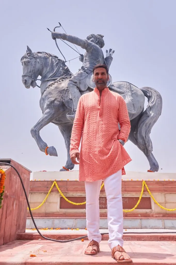 Akshay Kumar and team Samrat Prithviraj honour India’s last Hindu king at his fort, Rai Pithora in New Delhi! 