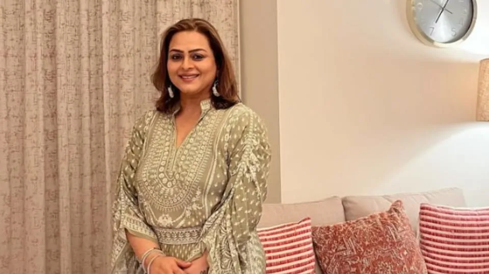 Bigg Boss 18 Contestant Shilpa Shirodkar Unseen Photos from Movies Where To  Watch From Rekha Amitabh Bachchan to Shabana Bigg Boss 18 Contestant:  शिल्पा शिरोडकर की ये फिल्में OTT पर हैं मौजूद,