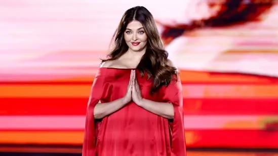 Aishwarya Rai at Paris Fashion Week: Fans say 'face card is lethal' but  call her red balloon dress great disservice | Fashion Trends - Hindustan  Times