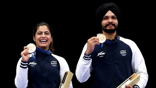 Manu Bhaker scripts history at Paris Olympics, wins bronze with Sarabjot  Singh in 10m air pistol mixed team event | Olympics - Hindustan Times