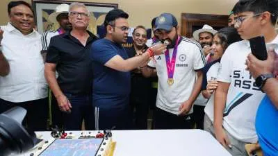 WATCH: Rohit Sharma, Kohli, Dravid among others cut special trophy cake  prepared at Hotel ITC Maurya – India TV