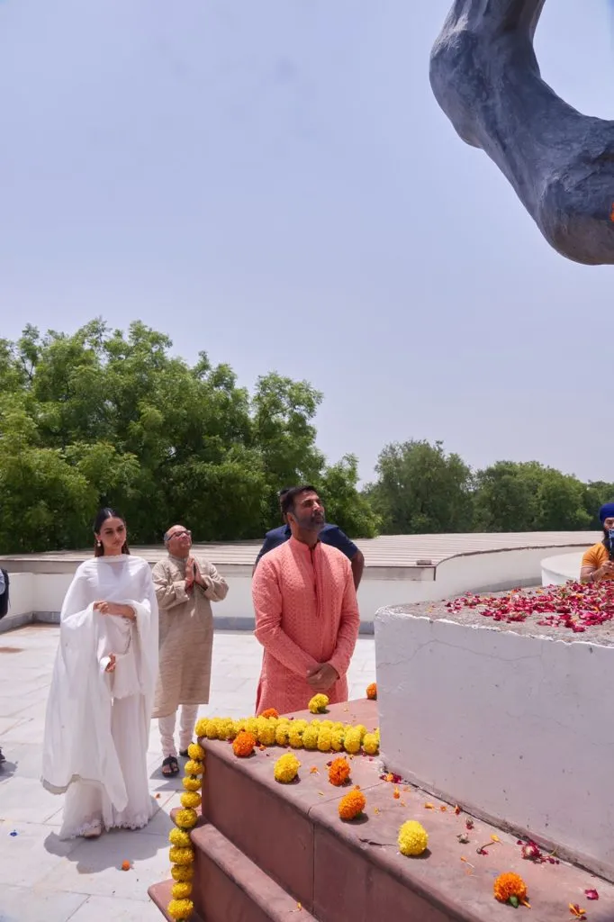 Akshay Kumar and team Samrat Prithviraj honour India’s last Hindu king at his fort, Rai Pithora in New Delhi! 