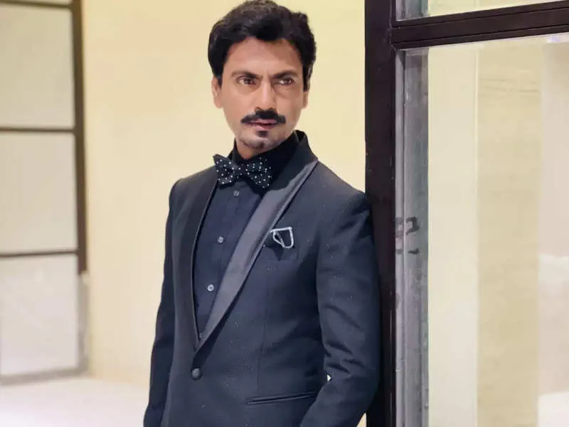 Nawazuddin Siddiqui stops the bodyguard from pushing a fan trying to take a selfie with him. Netizens call him a humble Person