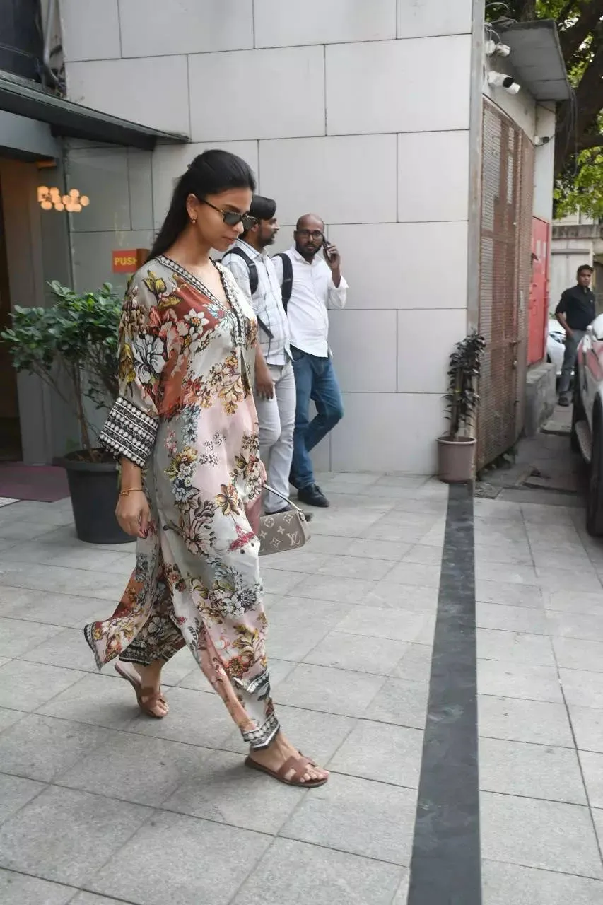 Suhana Khan's Kaftan Kurti Is The Only Easy-Breezy Outfit You Need To Beat  Mumbai Heat | Times Now