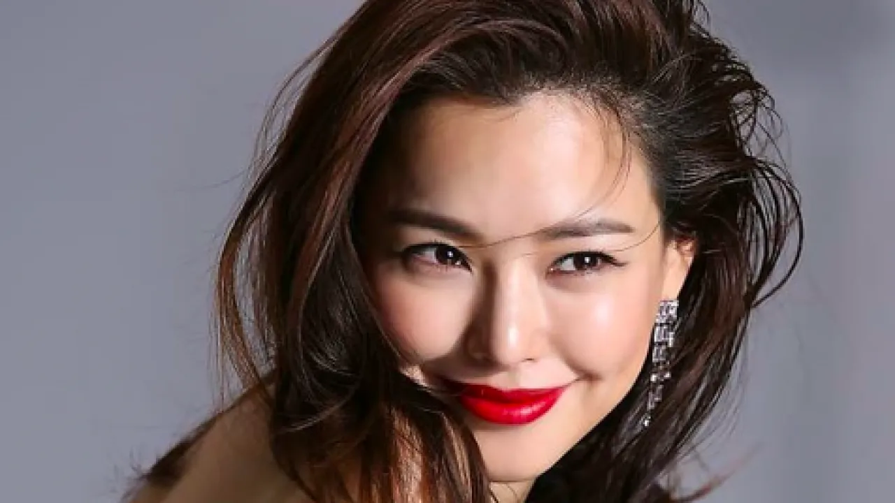 Honey Lee is currently in a relationship with someone who she was introduced to by an acquaintance early this year.<br />
