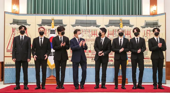 President Moon Jae-in, fourth from left, and members of BTS pose for a commemorative photo at the Blue House in central Seoul Tuesday in a ceremony appointing the boy band as a special presidential envoy for future generations and culture. BTS will partake in a session of the UN General Assembly headquartered in New York with Moon next week. <JOINT PRESS CORPS>