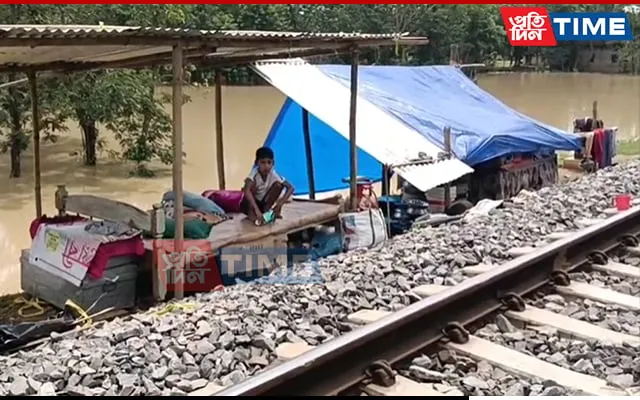 A kid sits on a table, waiting for parents to bring him food  