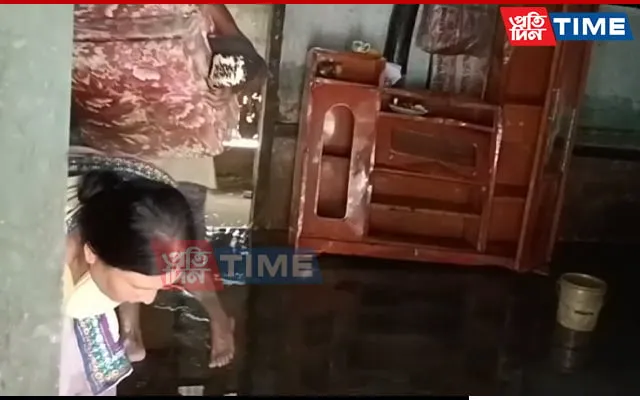 People cleaning their houses after coming back from relief camps  