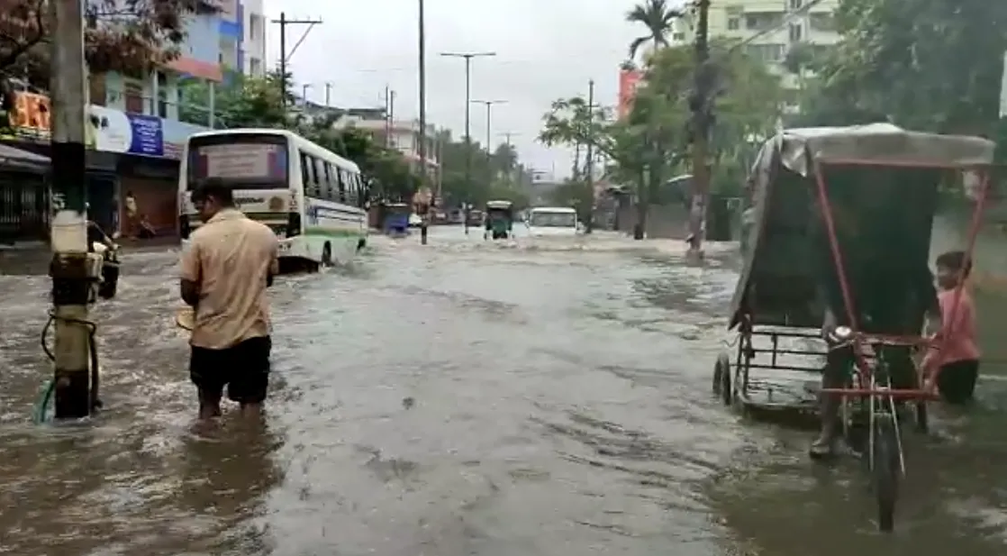 Floods submerge Hatigaon road  