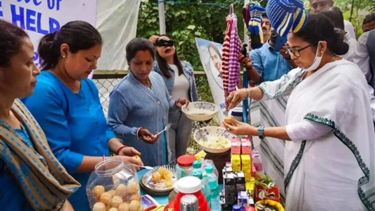 Mamata Banerjee serving pani puris  