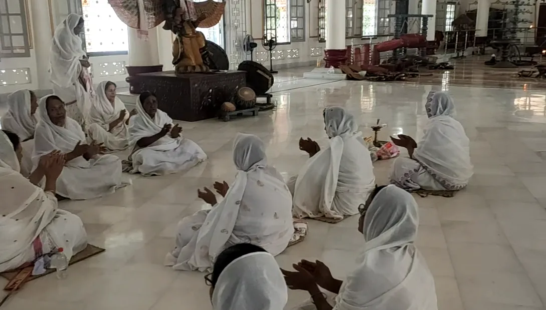 Woman singing Naam in Batadrava  