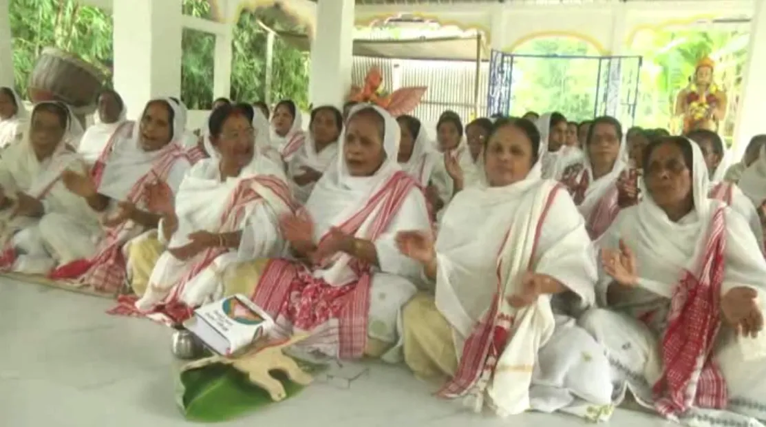 Woman singing Naam in Majuli  